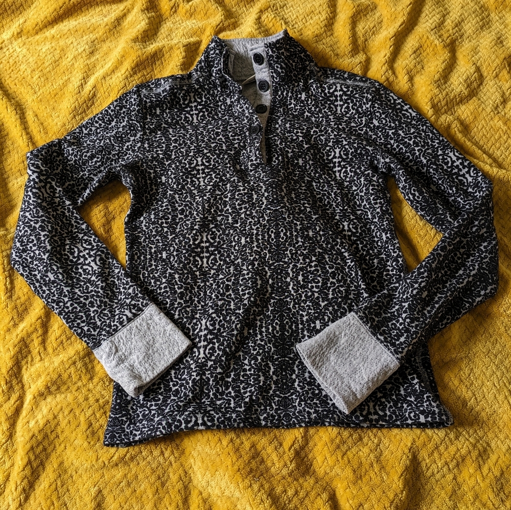 Kavu Lopez black and grey Printed Henley Pullover Sweatshirt size M